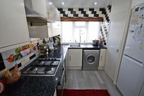 2 bedroom flat for sale, Lynne Way, Northolt
