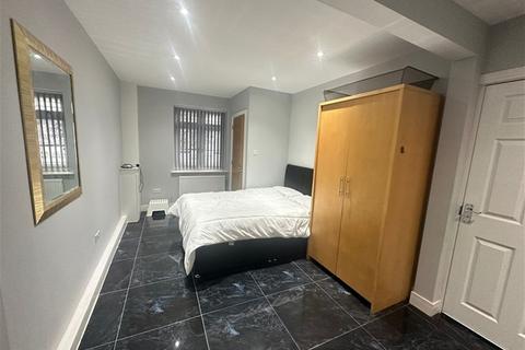 Studio to rent, Glebe Road, Hayes