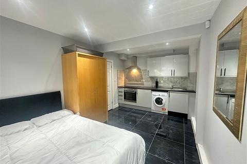Studio to rent, Glebe Road, Hayes