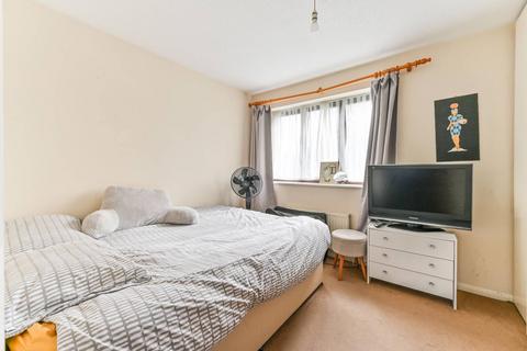 221 Bennetts Close, Mitcham, CR4 1NT