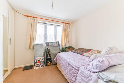 221 Bennetts Close, Mitcham, CR4 1NT