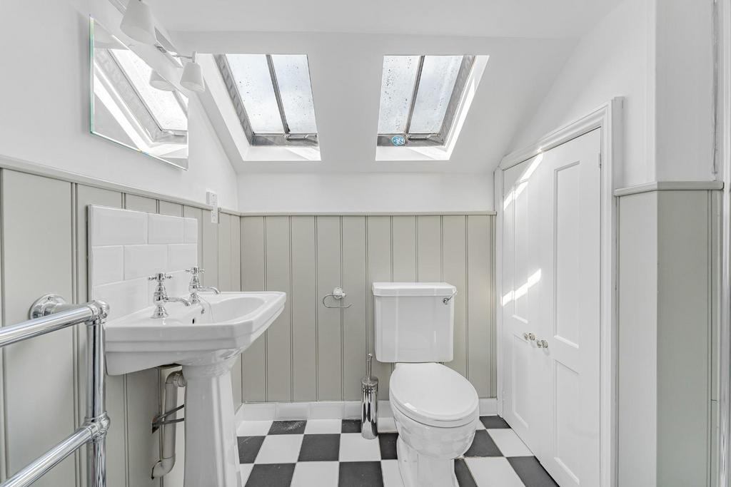 EN-SUITE TO THE PRINCIPAL BEDROOM.jpg