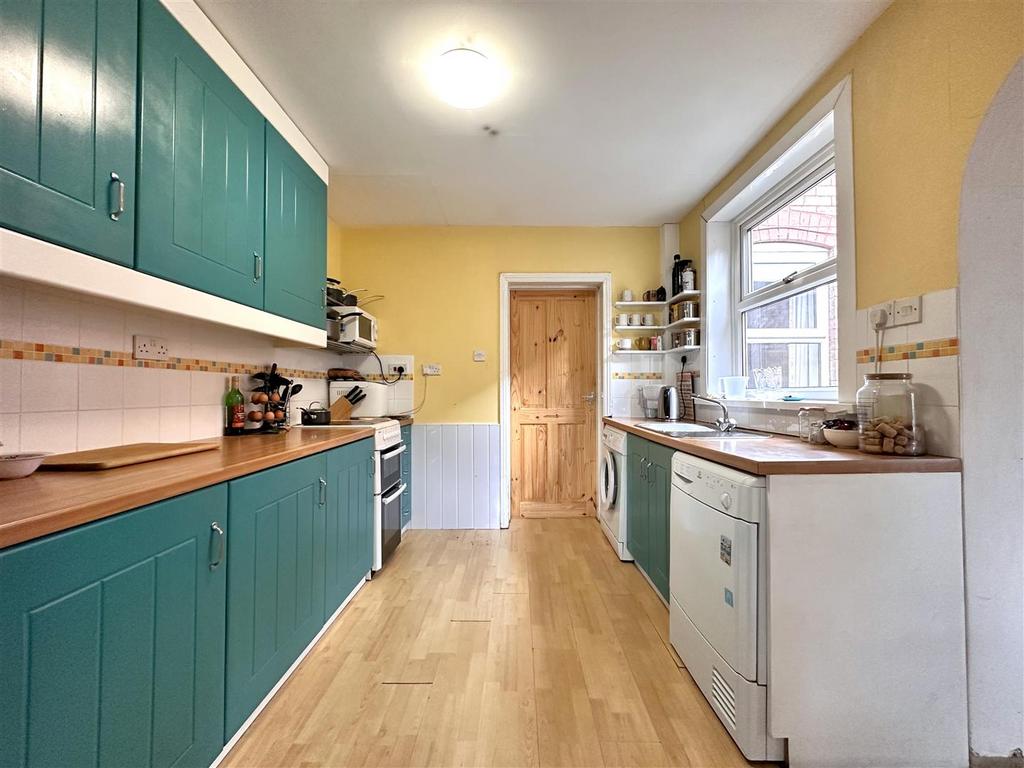Well-Appointed Kitchen 723
