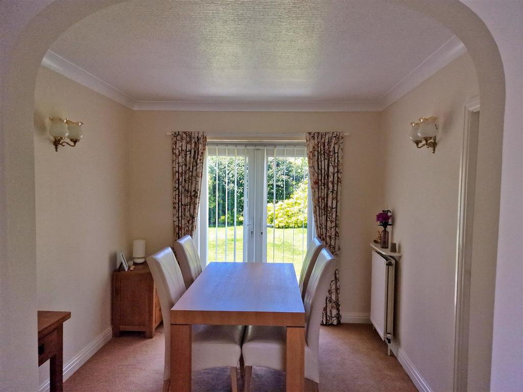 Dining room: