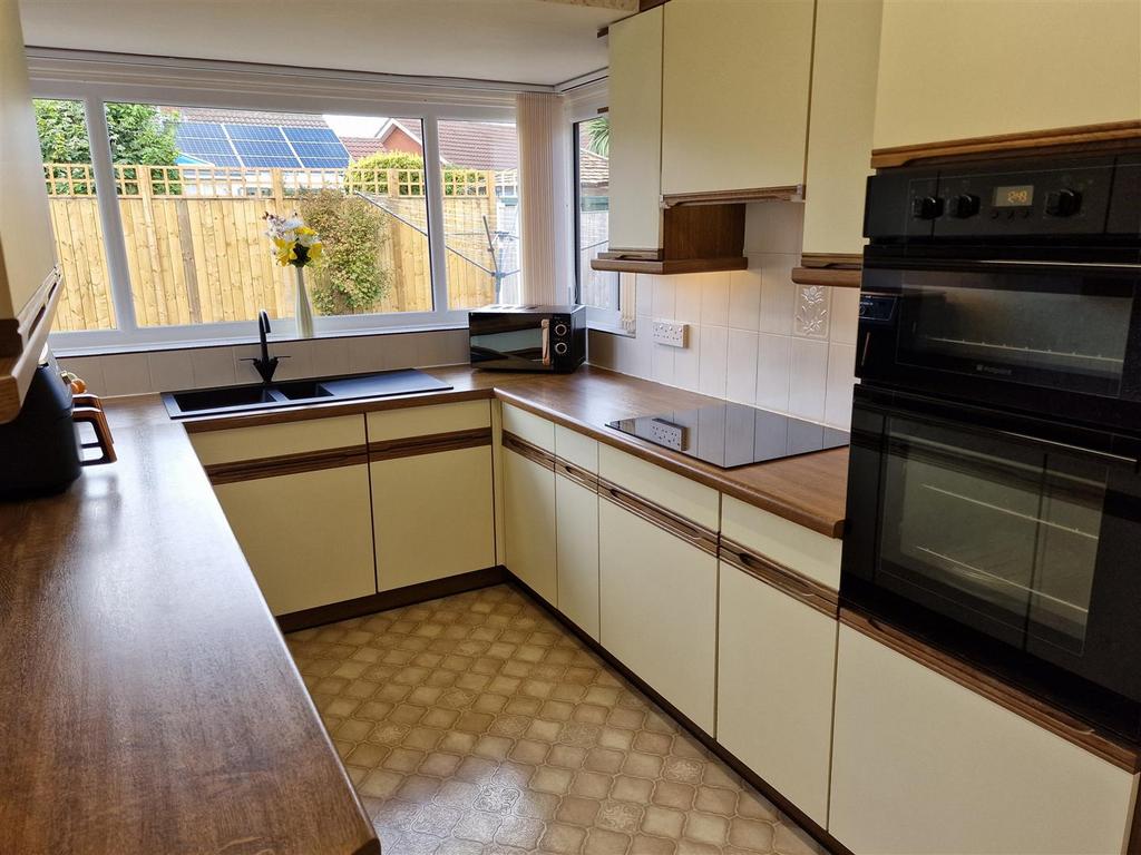 Kitchen: