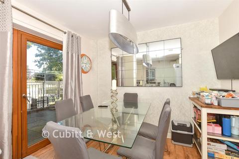 undefined, Evelyn Clark Square, Forest Row RH18