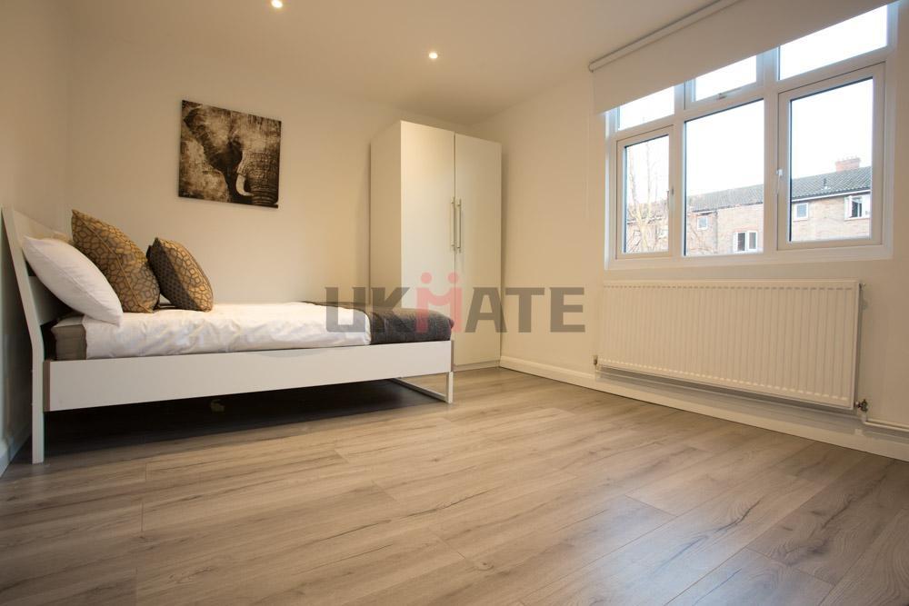 Bright and neatly maintained single bedroom fea...