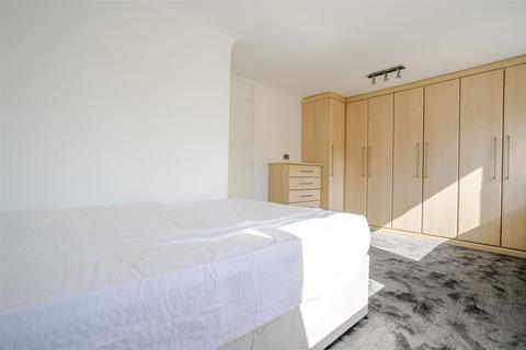 51 Longmead, Windsor, SL4 5PZ