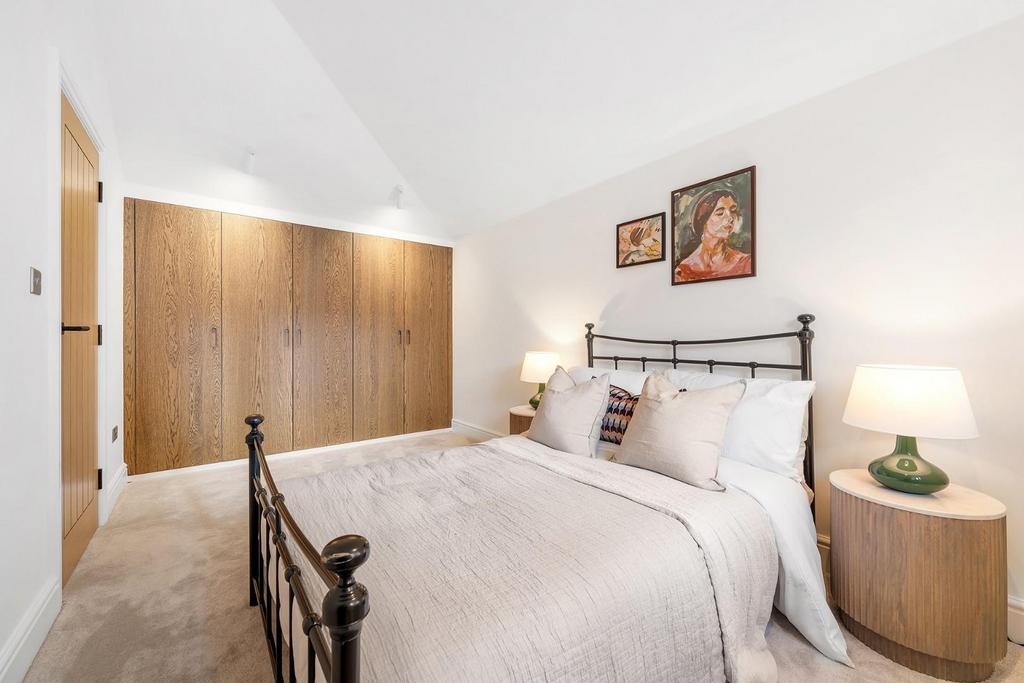Bedroom 2 (2).JPG