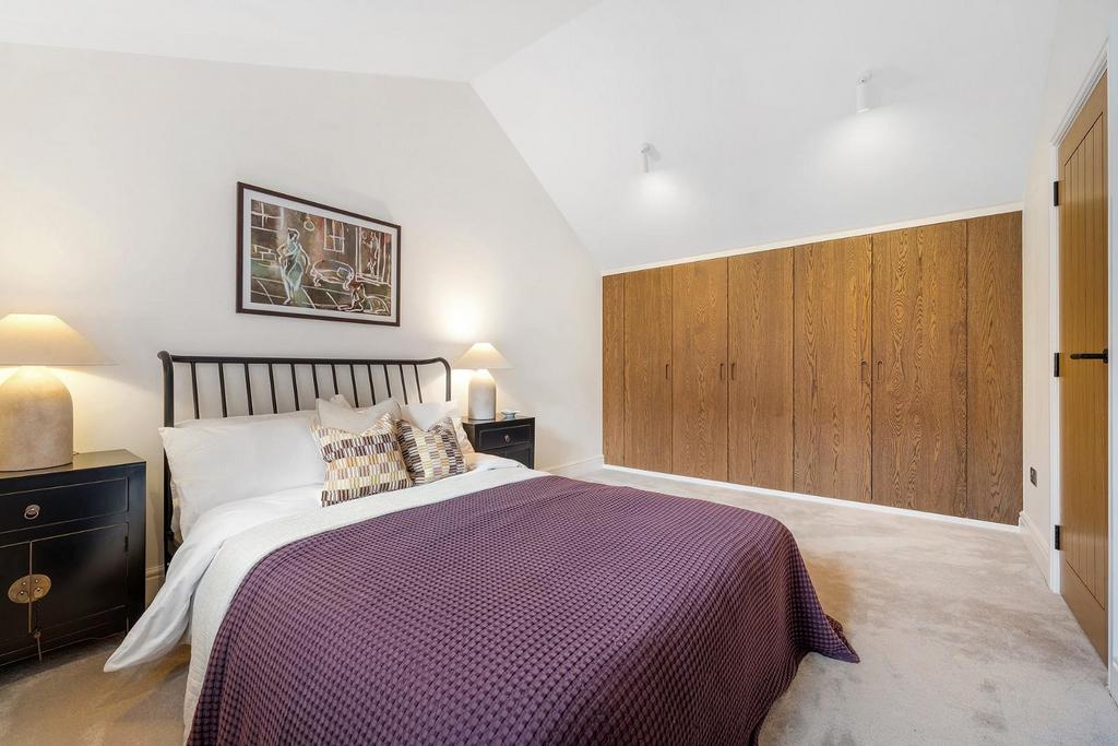 Bedroom 1 (2).JPG