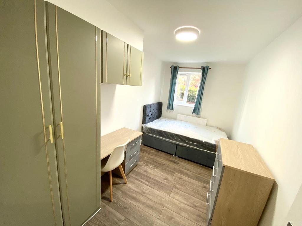 Bright, freshly furnished single bedroom with a...