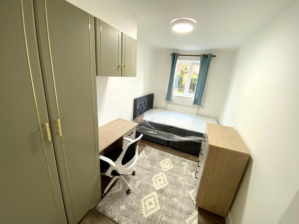 Bright, freshly furnished single bedroom with a...