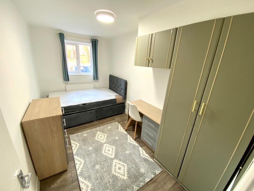 Bright, well-furnished single bedroom with a co...