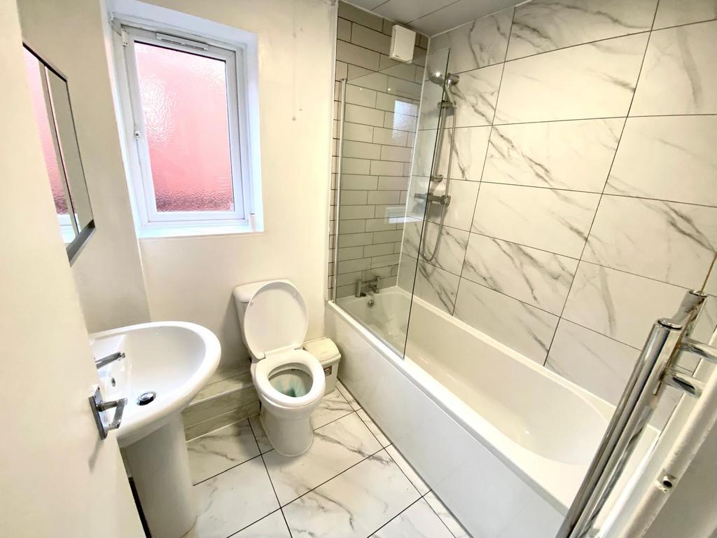Bright modern bathroom with marble-effect tiles...