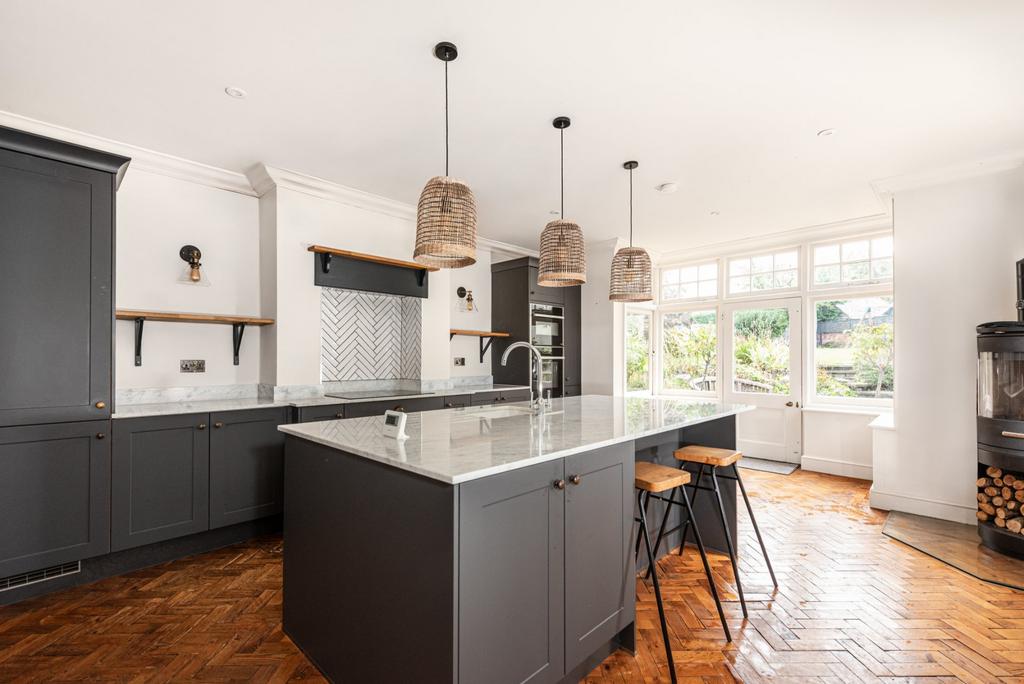 Kitchen/B'fast Room