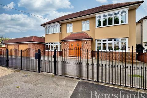 4 bedroom detached house for sale, Farm Road, Rainham, RM13