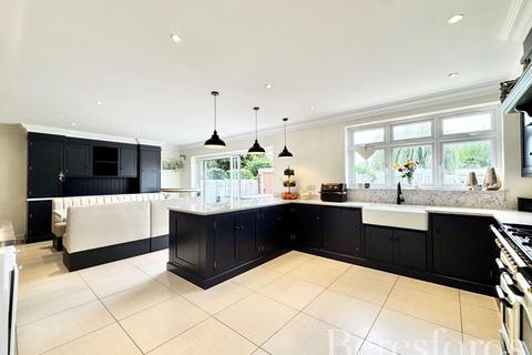 4 bedroom detached house for sale, Farm Road, Rainham, RM13