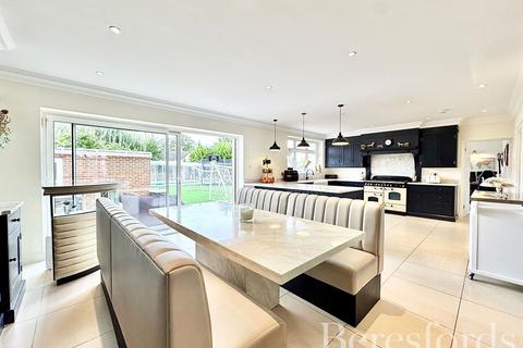 4 bedroom detached house for sale, Farm Road, Rainham, RM13