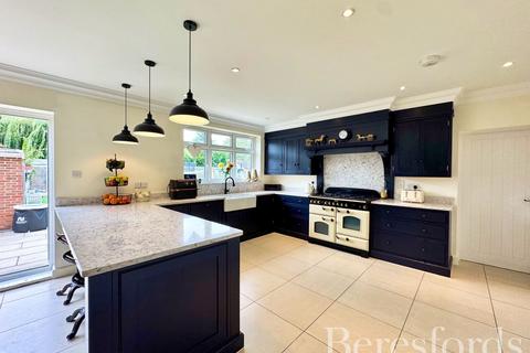 4 bedroom detached house for sale, Farm Road, Rainham, RM13