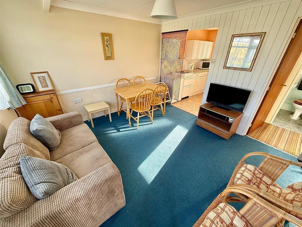 Kitchenette / Living Room