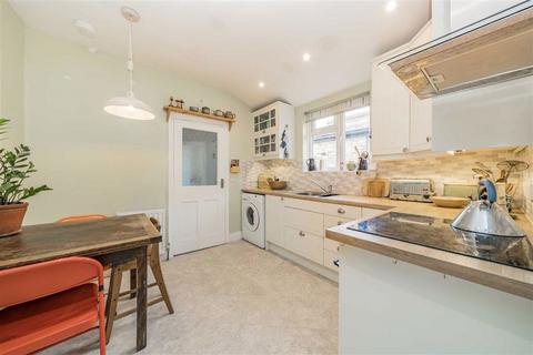 3 bedroom flat for sale, Malyons Road, London SE13