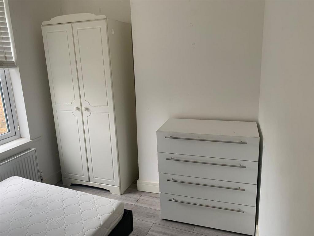 Bedroom 1 picture 2