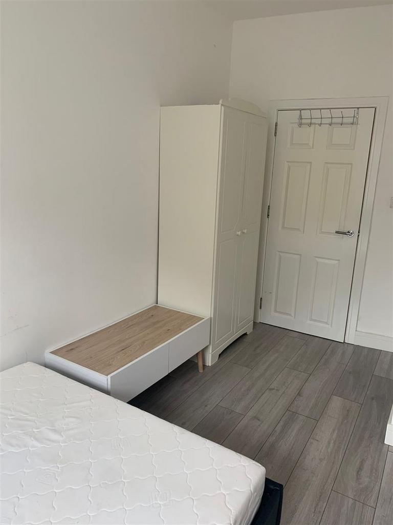 Bedroom 3 picture 2