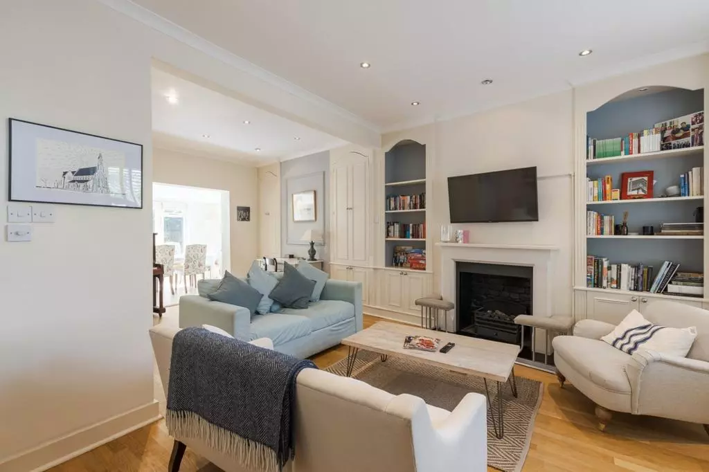 <Telo> CRESCENT クレセント Purcell Crescent, London, SW6 3 bed end of terrace house - £5,000