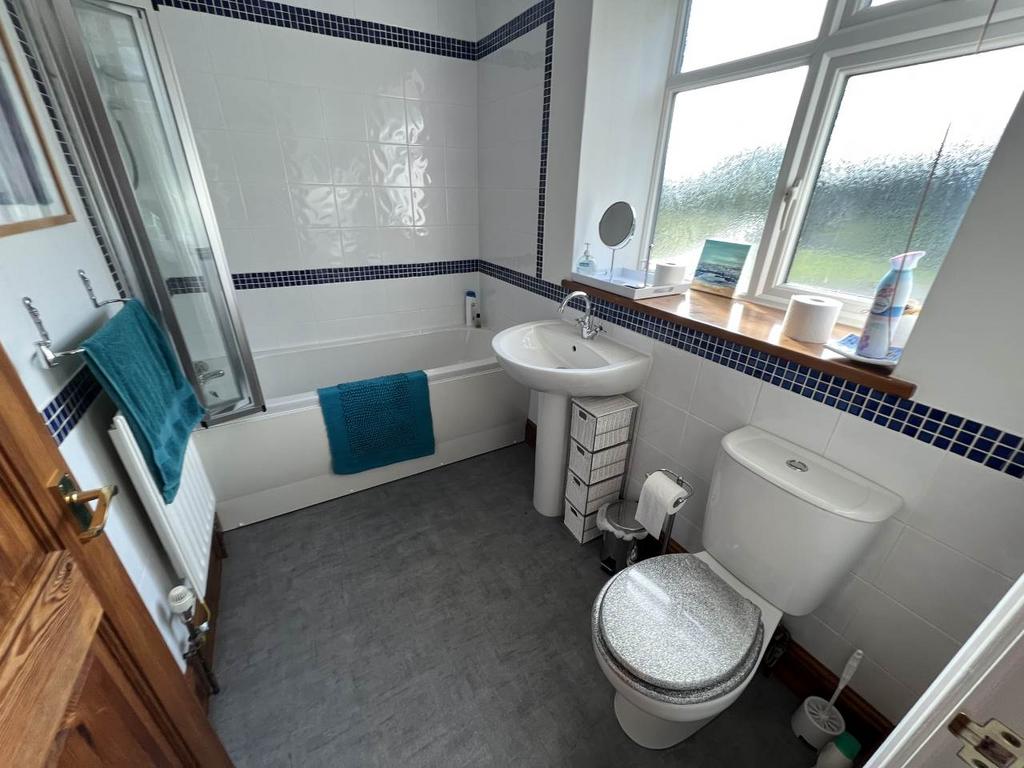 Bedroom four en suit