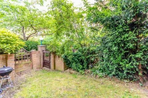 4 bedroom apartment to rent, Cape Yard, London