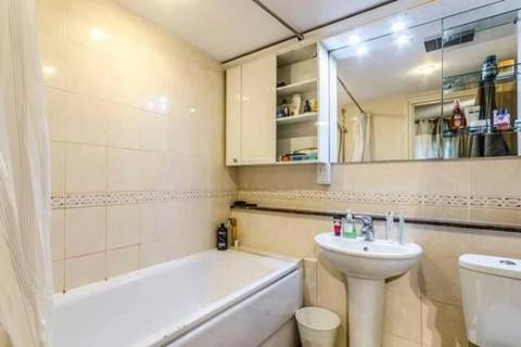 4 bedroom apartment to rent, Cape Yard, London