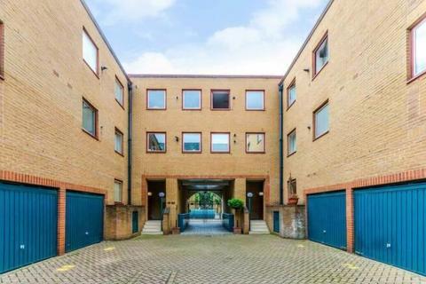 4 bedroom apartment to rent, Cape Yard, London