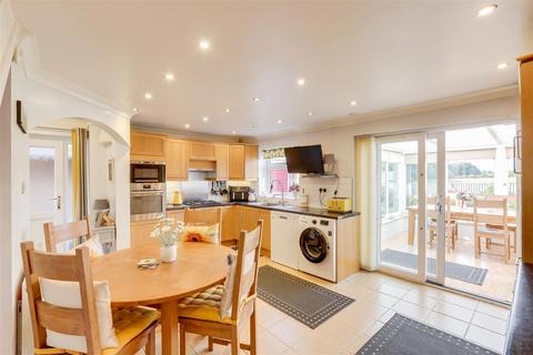 3 bedroom detached house for sale, Christchurch Road, Hucknall NG15