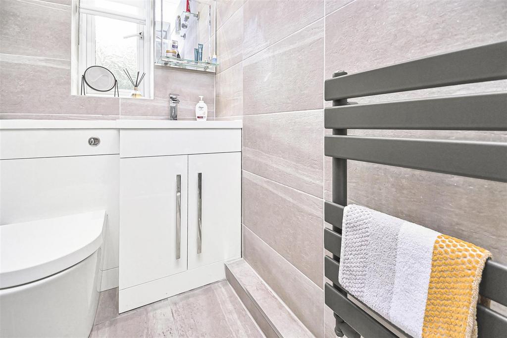 15 Broadwell Drive En-Suite (1).jpg