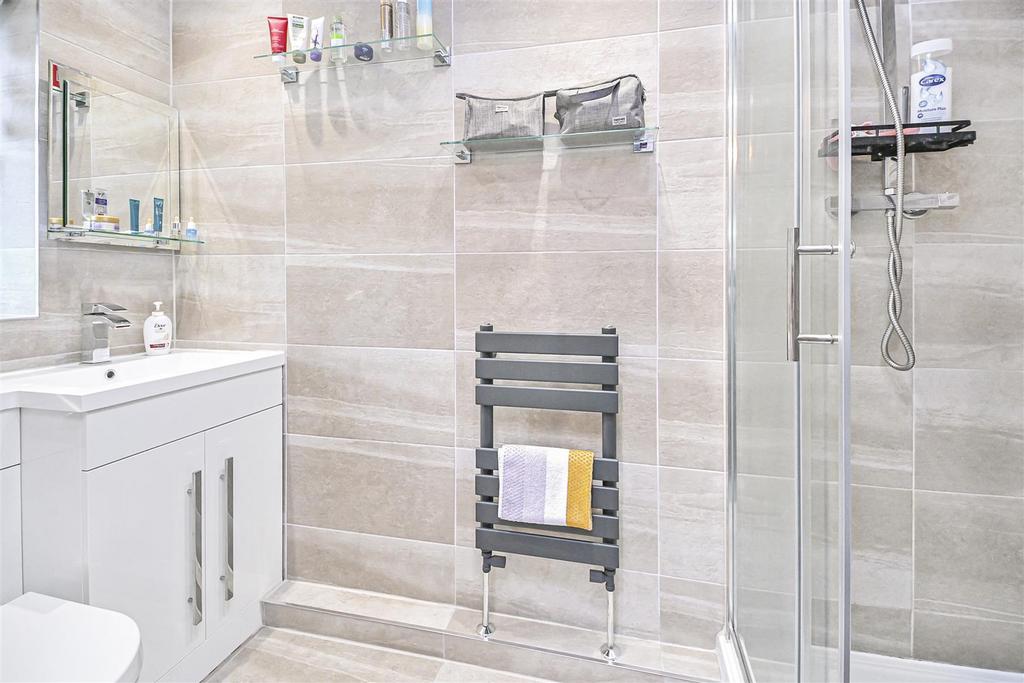 15 Broadwell Drive En-Suite (2).jpg