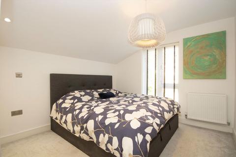 3 bedroom semi-detached house to rent, South Bank, Surbiton KT6