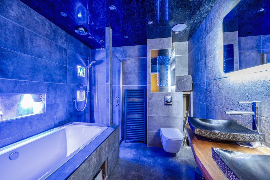 1356208-11-68c9ba...