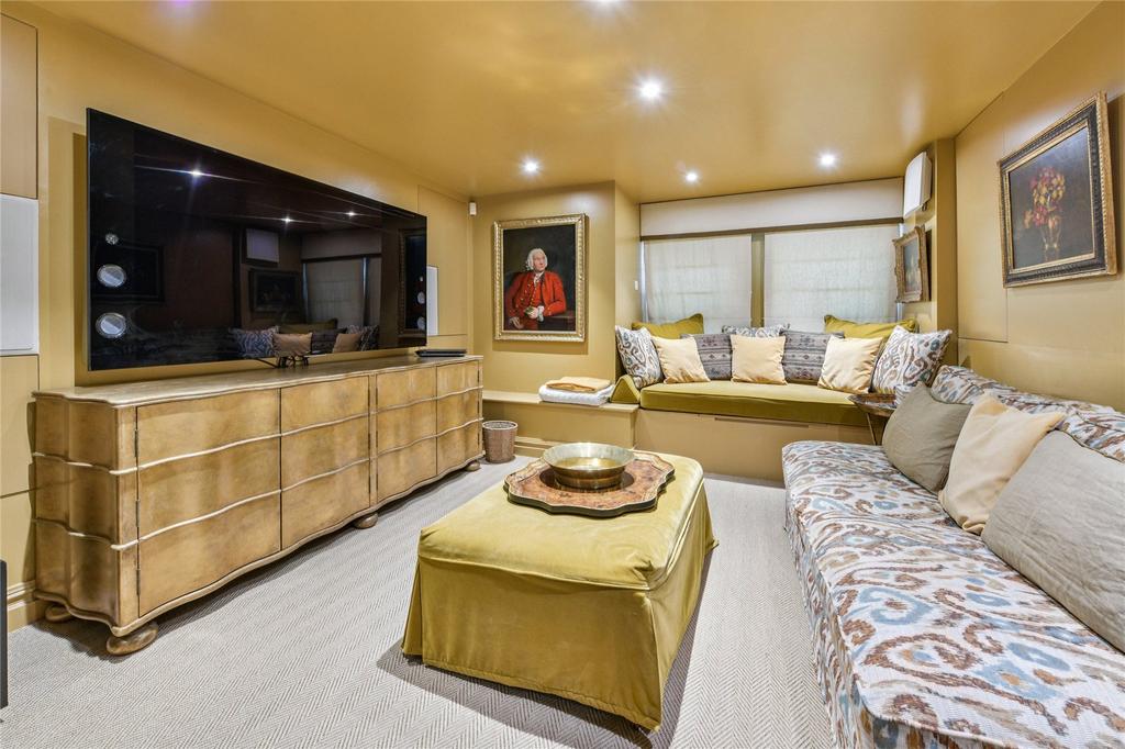 Family/Tv Room