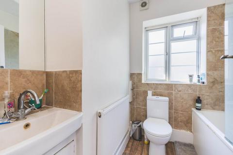 2 bedroom flat to rent, Poynders Court, Poynders Road, London, SW4 8NL