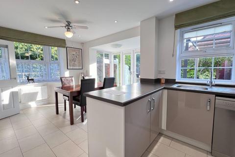 4 Bond Close, Leonard Stanley, Stonehouse, GL10 3GQ
