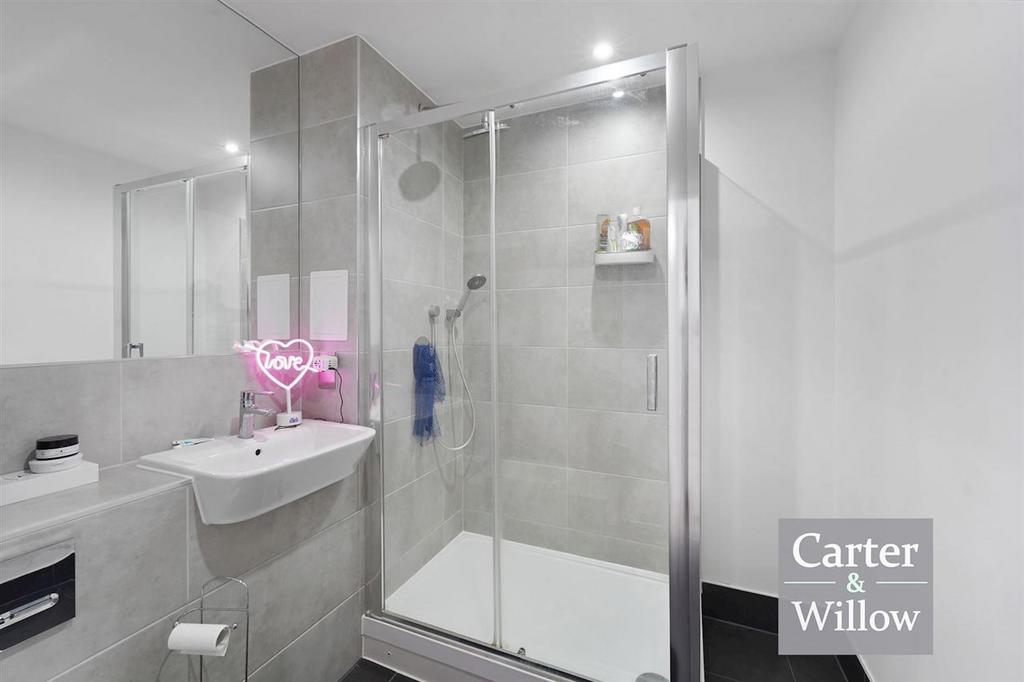 En suite shower