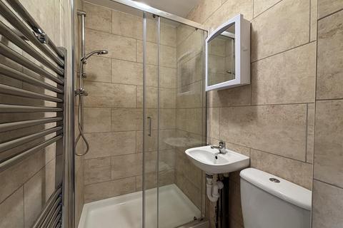 1 bedroom in a house share to rent, Cedar Road, Cricklewood