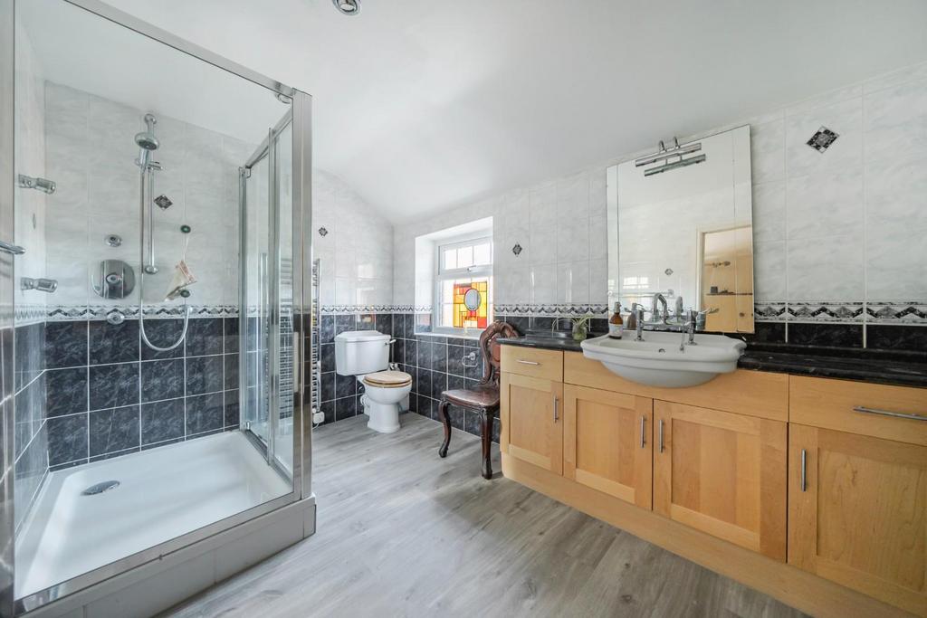 Bed 4 Ensuite.jpg