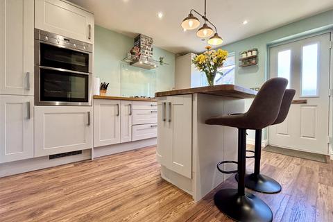 3 bedroom semi-detached house for sale, Winscar Avenue, Bradford BD6