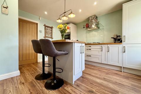 3 bedroom semi-detached house for sale, Winscar Avenue, Bradford BD6