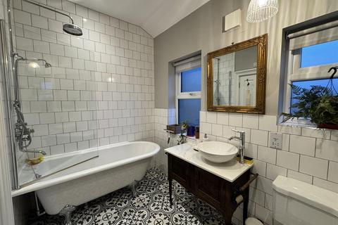4 bedroom house to rent, Claude Road, Manchester