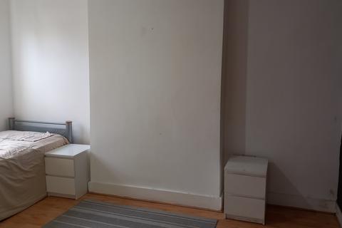 1 bedroom in a flat share to rent, High Street, London SE20