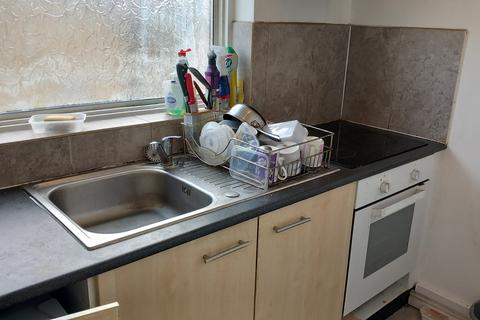 1 bedroom in a flat share to rent, High Street, London SE20