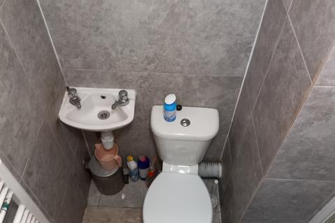 1 bedroom in a flat share to rent, High Street, London SE20