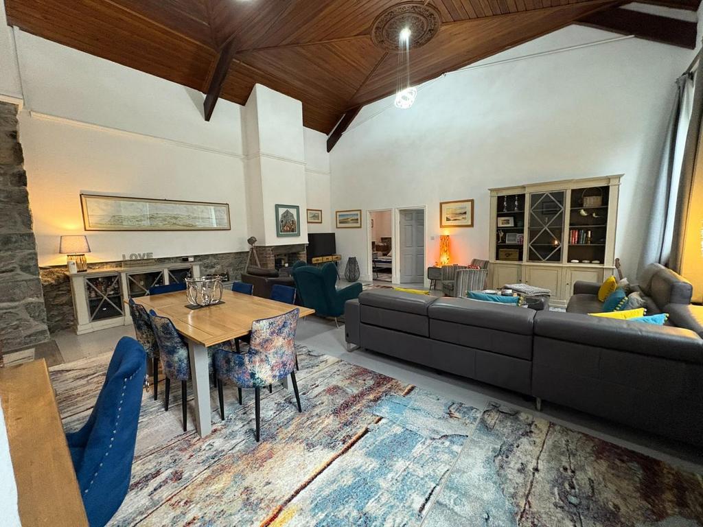 Living Area (5).JPEG